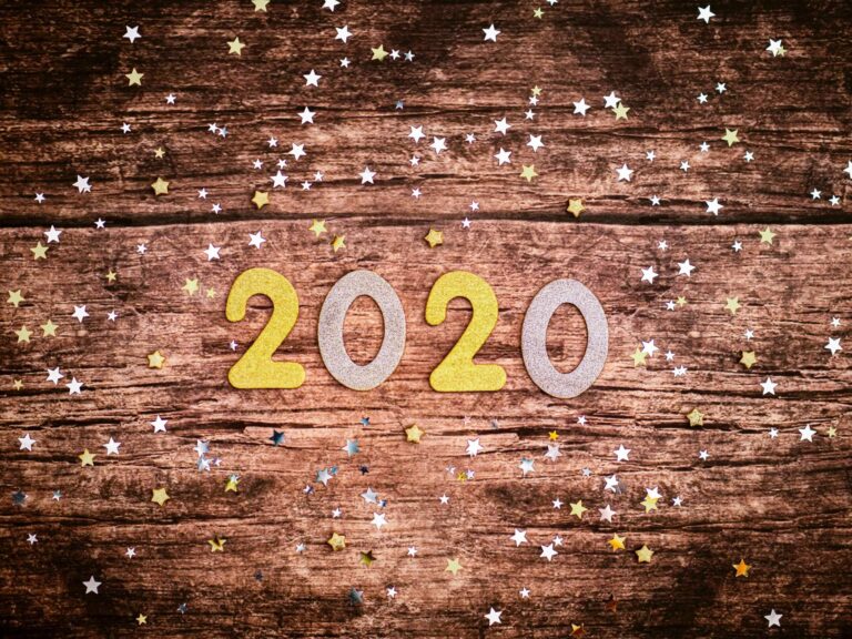 an image with a wooden background with stars and the year '2020'