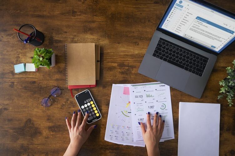 Female accountant working after finishing accounting and Payroll Administration in Canada